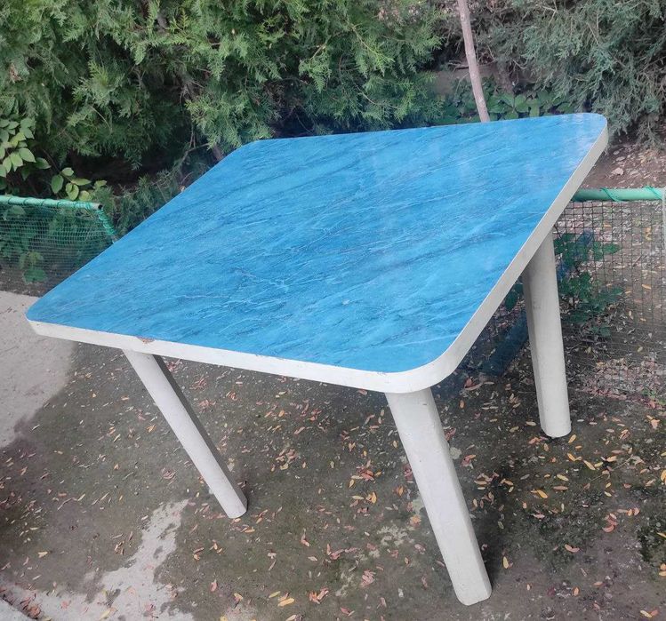 Стол для кухни покрыт синим пластиком