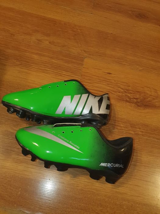 Ghete de fotbal cu crampoane