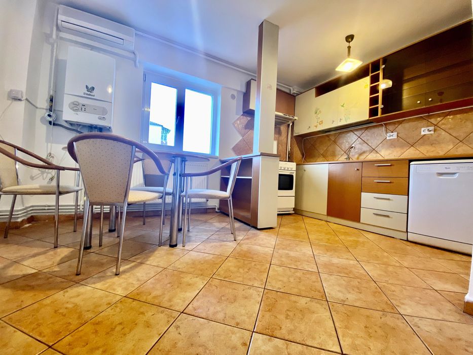 Închiriere apartament 3 camere – Calea București, Micro 12