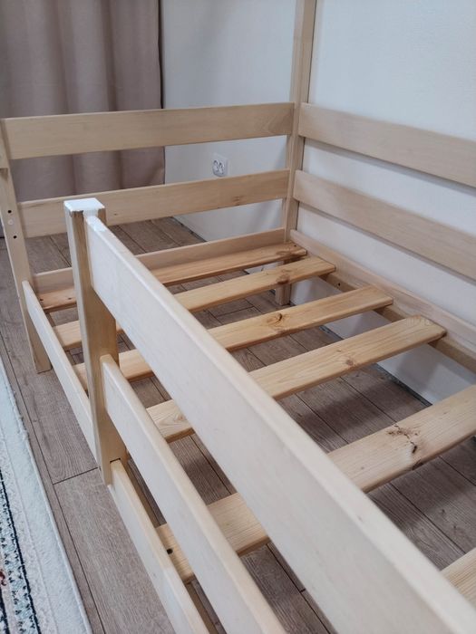 Кровать детская, деревянная