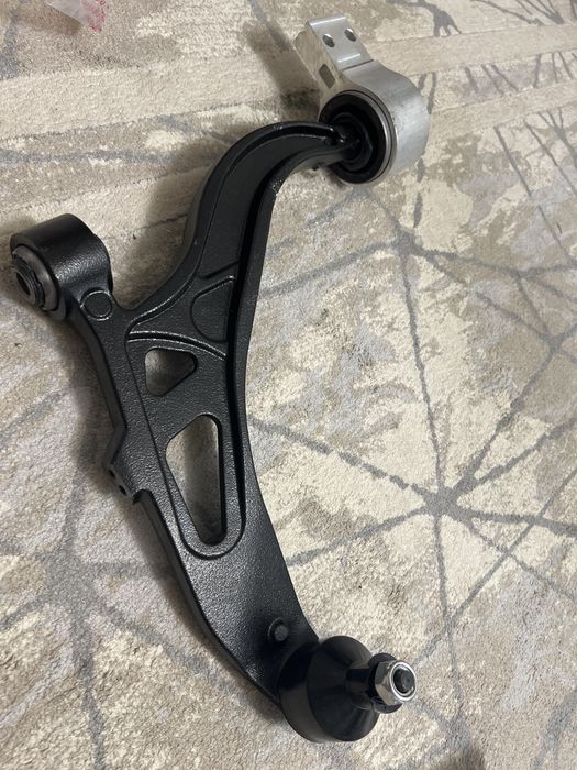 Левый рычаг в сборе с шаровым