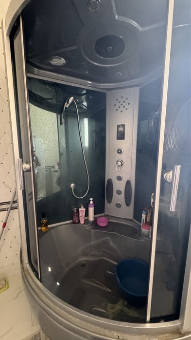 Душевая кабина угловая