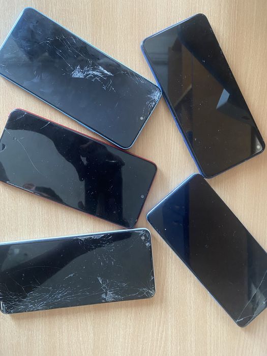 Vand 5 telefoane nefunctionale si unu functional