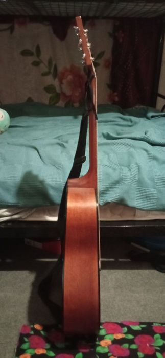 Профессиональная акустическая гитара бренда "Cort" со струнами Elixir.