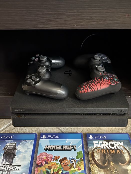 PS4 Slim 1 TB + 2 контролера + 10 игри
