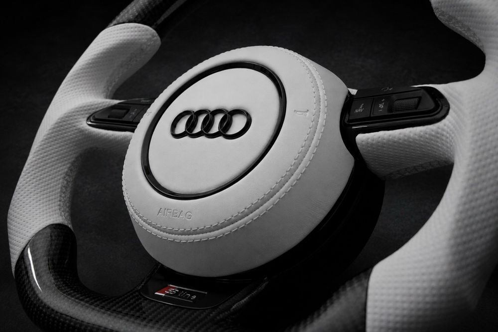 Volan Audi A1/A3/A4/A5/A6/A7/A8/Q3/Q5/Q7 Piele Alba + Carbon Plug&Play