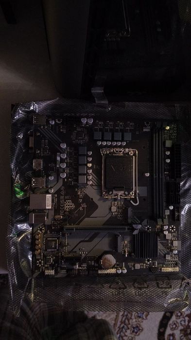 Плата Gigabyte B760M на запчасти
