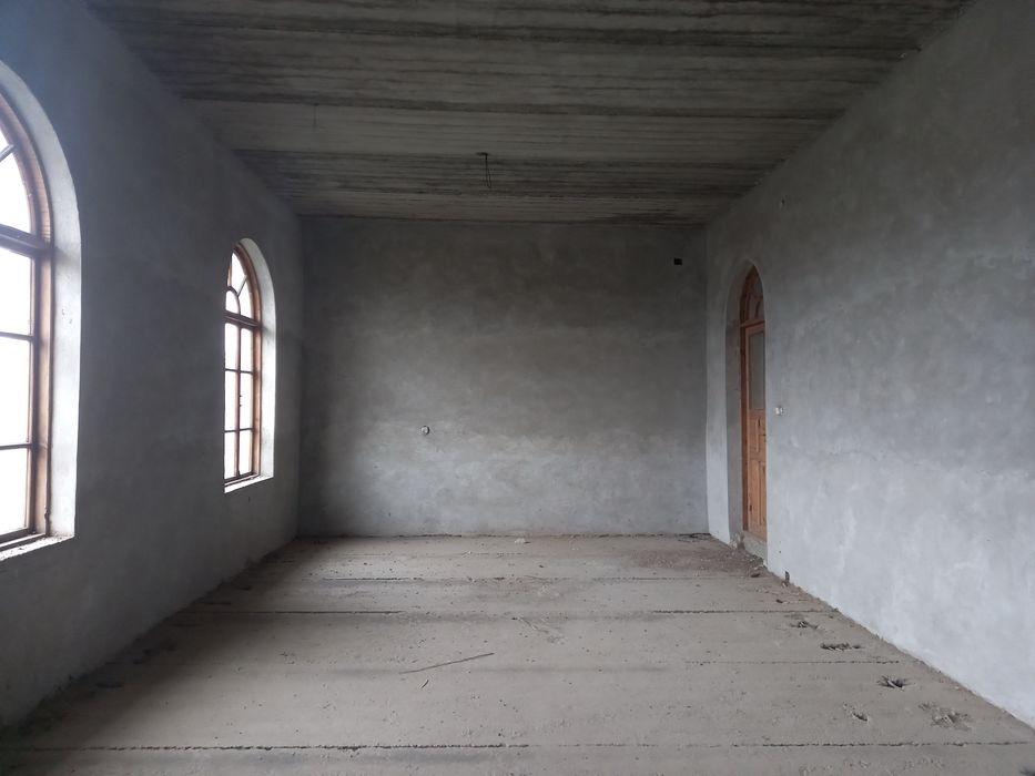 Уй сотилади (700 кв.м)