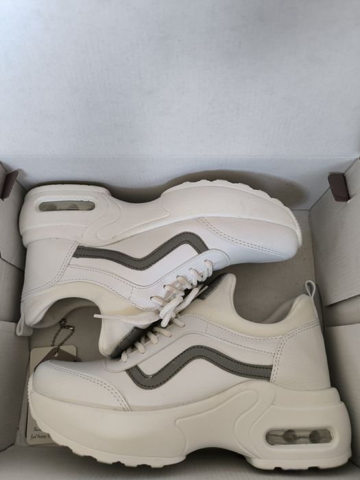 Бели спортни обувки