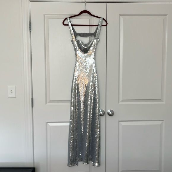 Рокля модел на Meshki