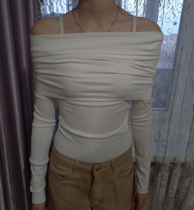 лонгслив с открытыми плечами