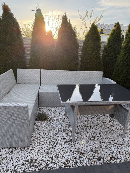 Coltar de exterior cu masa