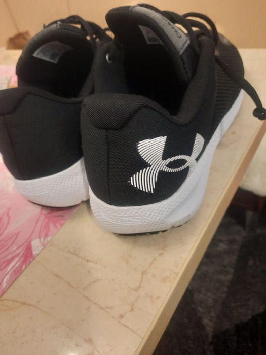 Vând adidasi Under Armour
