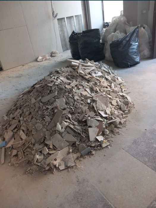 Transport moloz  Debarasari sobsoluiri gradini apartamente demolari