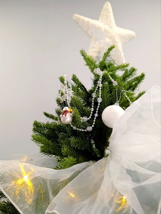 Ёлка с гирляндами и игрушками