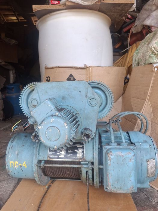 Индустриален подемник с въже