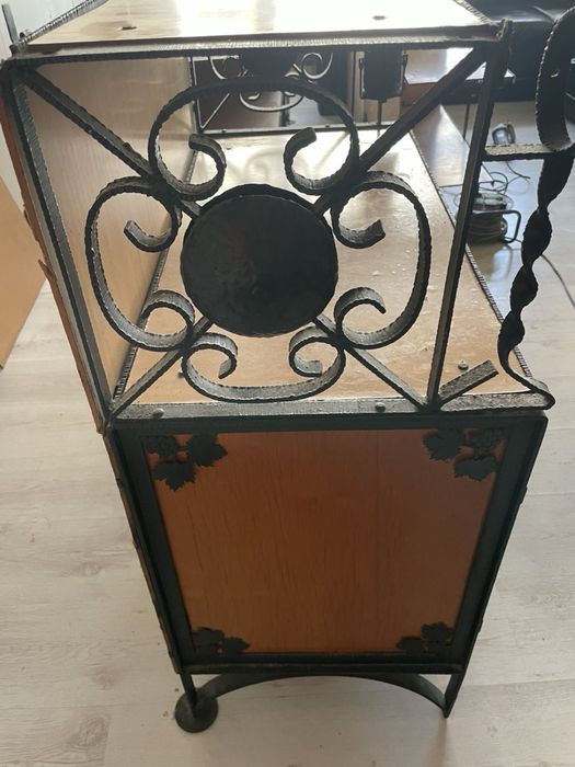 Дизайнерска библиотека с ковано желязо .