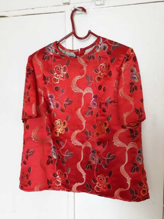 Женская одежда: костюм и блузки