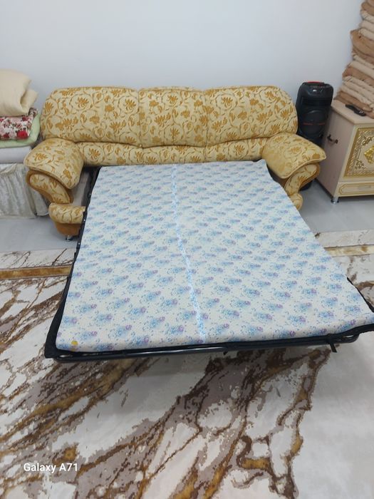 Диван раскладушка  с двумя креслами б/у