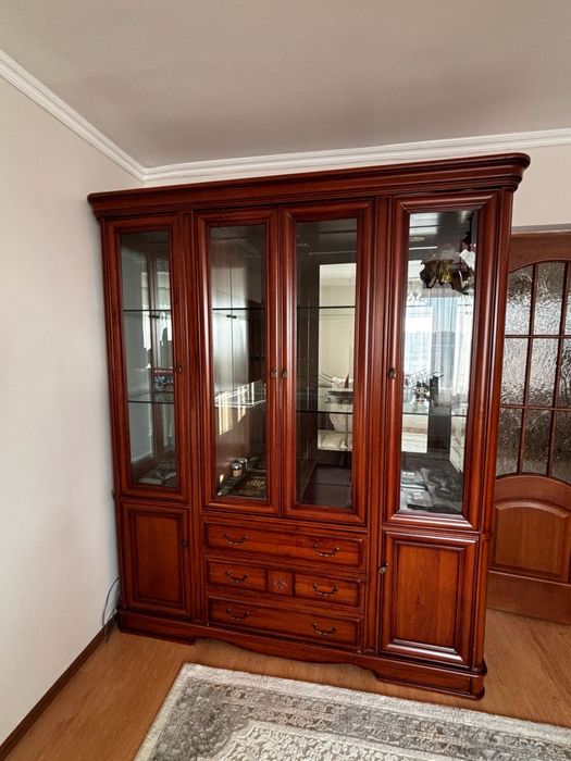 Продам шкаф-витрину — 55 000 тг