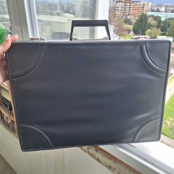 Дипломатически куфарчета и дамски чанти