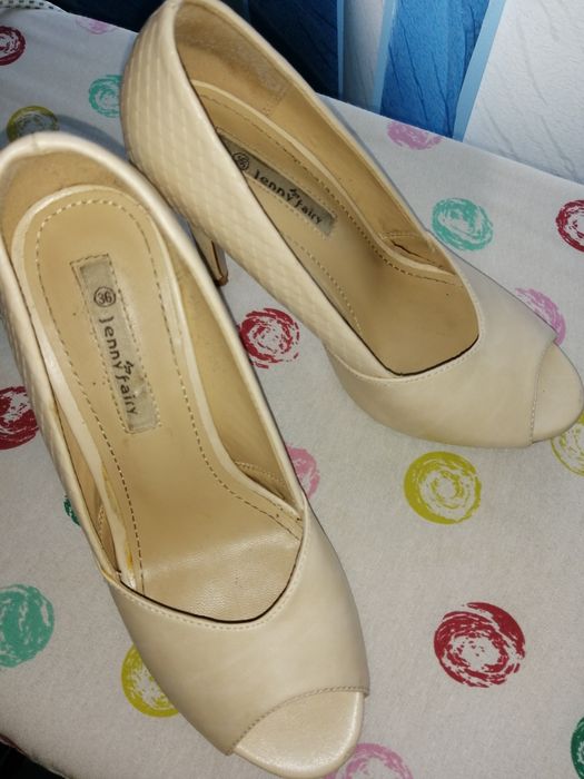 Pantofi decupati