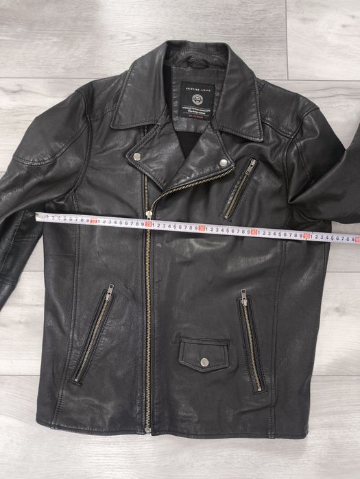 Geaca neagra din piele