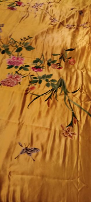 Покрывало шелковое на двух спальную кровать.