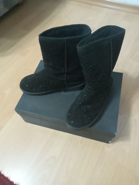 Продам уги на девочку (37 размер)