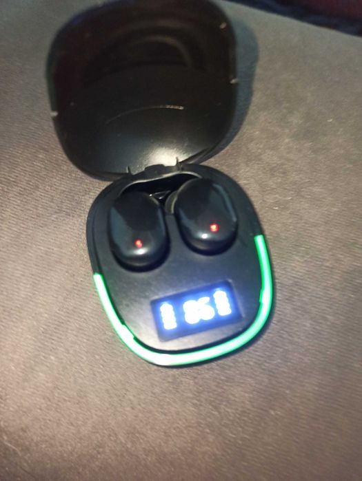 Блутут слушалки с кутийка