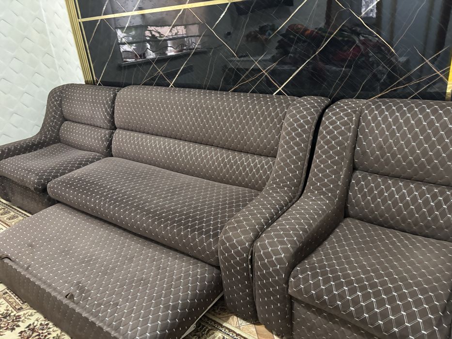 Диван с подушками