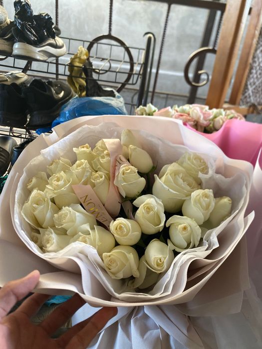 Цветы роза белые,розовые много