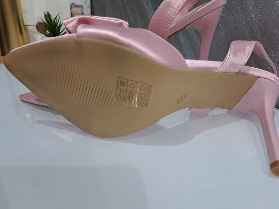 Розови сатенени сандали