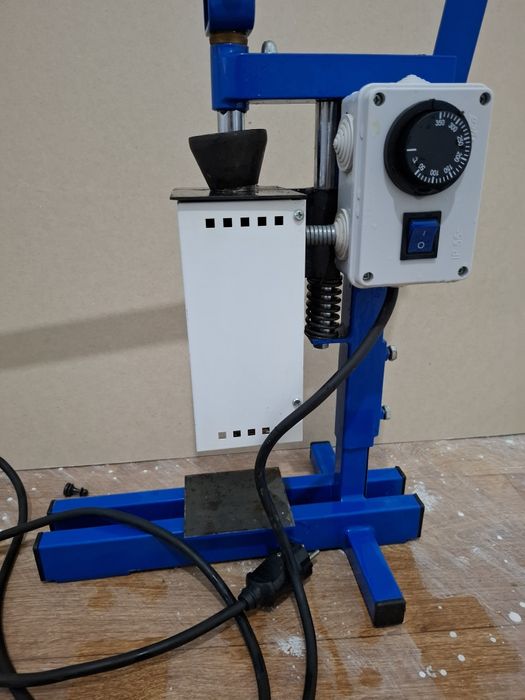 Ruchnoy plastmassa qòyadigan apparat sotiladi