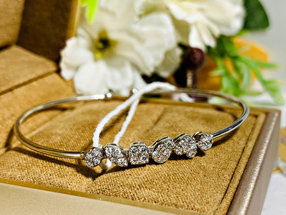 золотой браслет с бриллиантами в белом золоте
