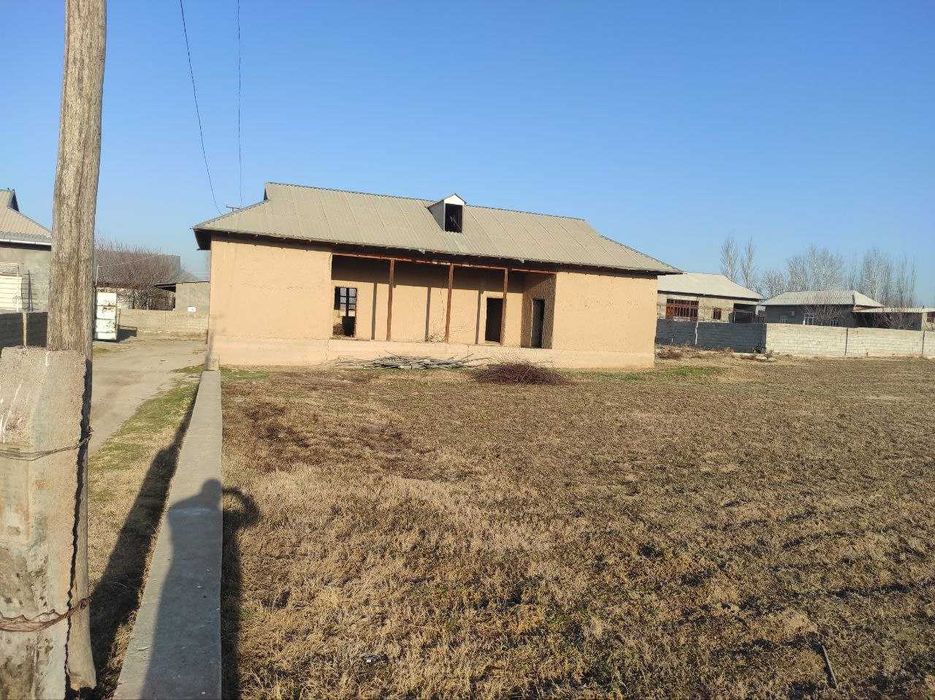 5 xonali uy hovlisi bilan, tamirtalab