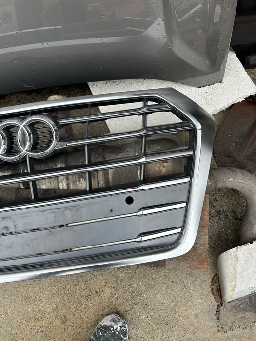 Audi Q5 21-23г предна решетка ОеМ