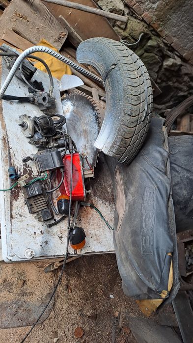 Roată pe 13 în stare foarte buna si pise scuter luate de pe scuter bun