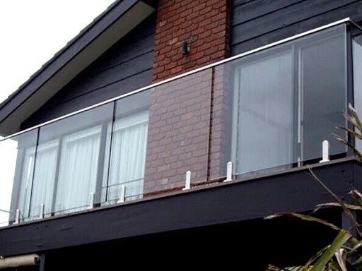 Перила из коленного стекла