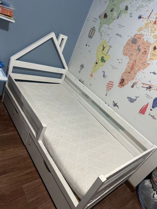 Детская кровать с матрацом и ящиками.