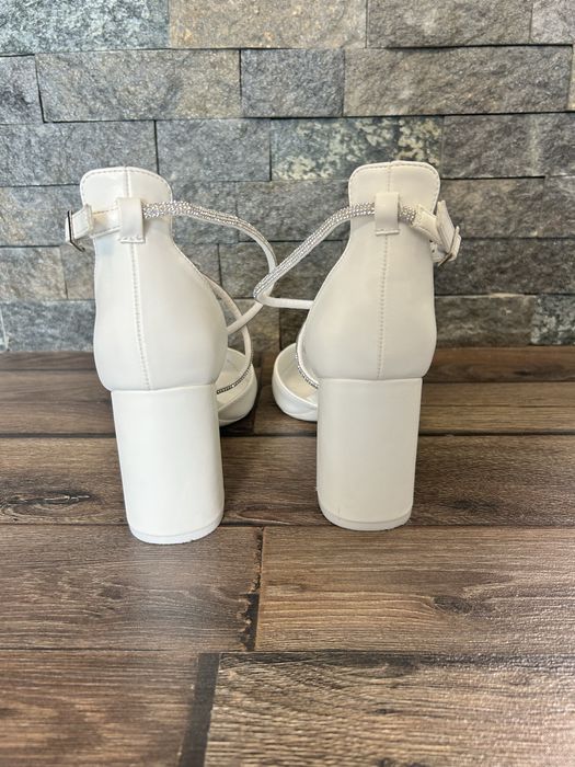 Бели токчета размер 40