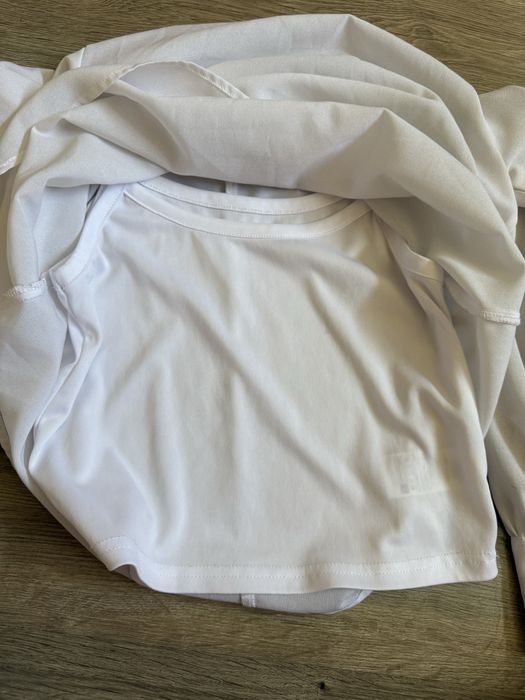 Продаю школьную блузку на девочку, рост 152см