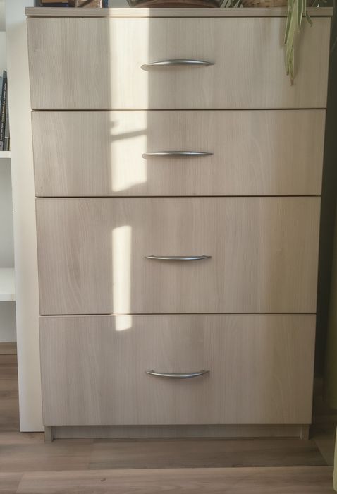 Vând comodă cu patru sertare adânci
