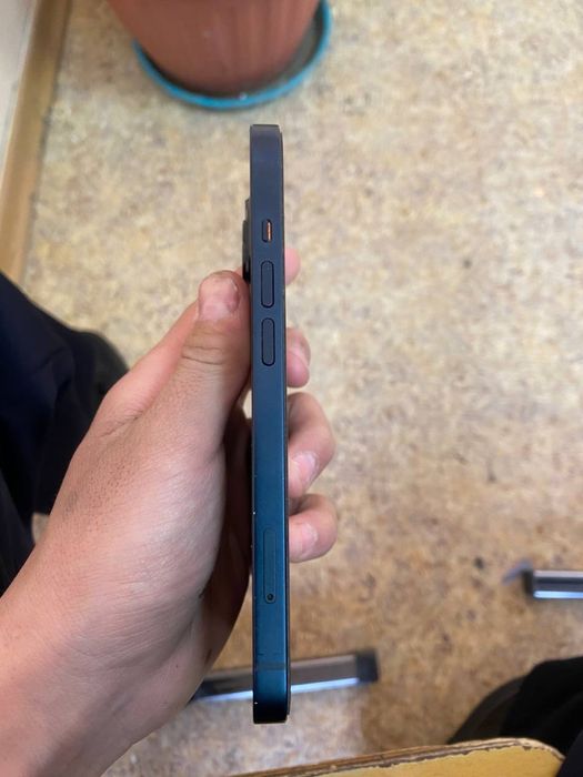 Продам Айфон 13.