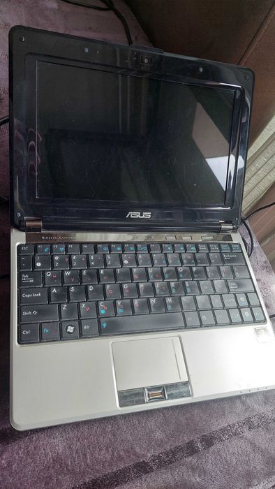 Продавам десктоп компютър с 19 инчов монитор и 2 стари лаптопа.