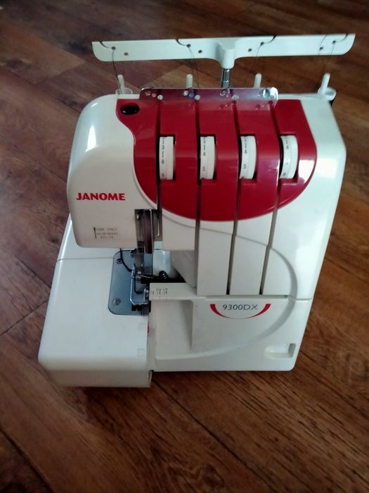 Продам оверлок Janome