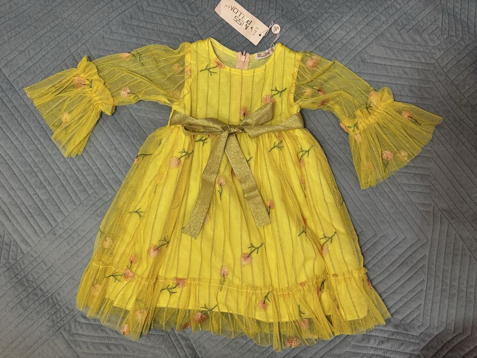 На девочку 90-100 см (3-4 года)