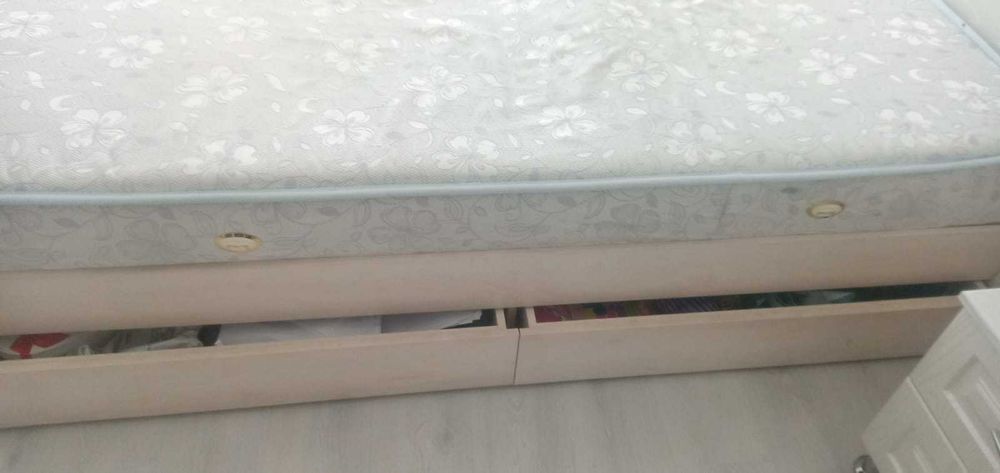 двухспальная кровать