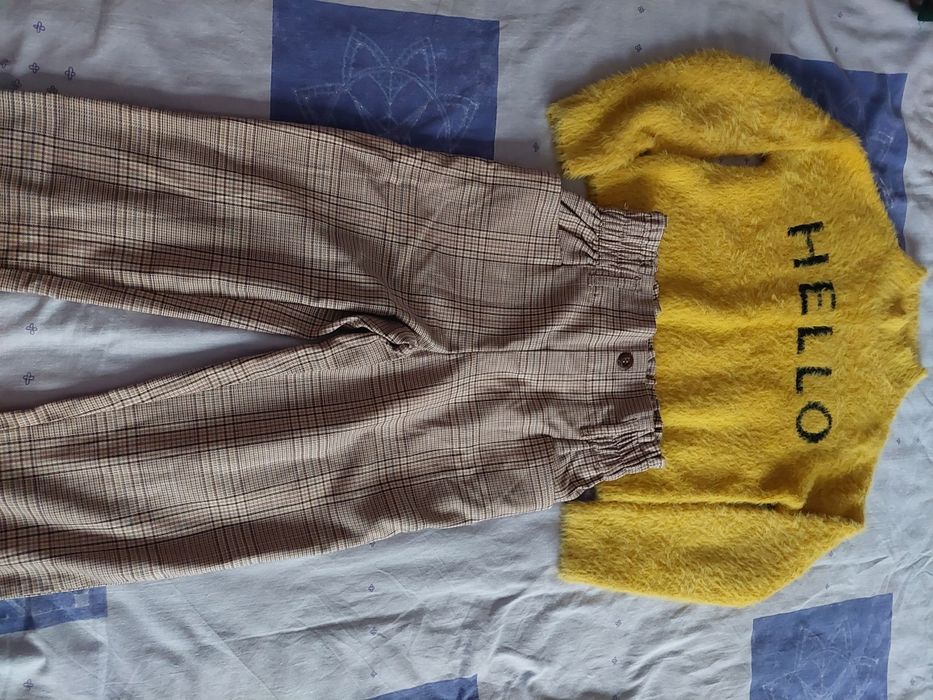De vânzare lot pantaloni și pulover,  mărimea 140 cm