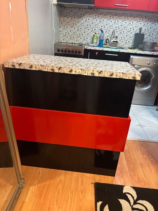 Кухня с островче с шкафчета